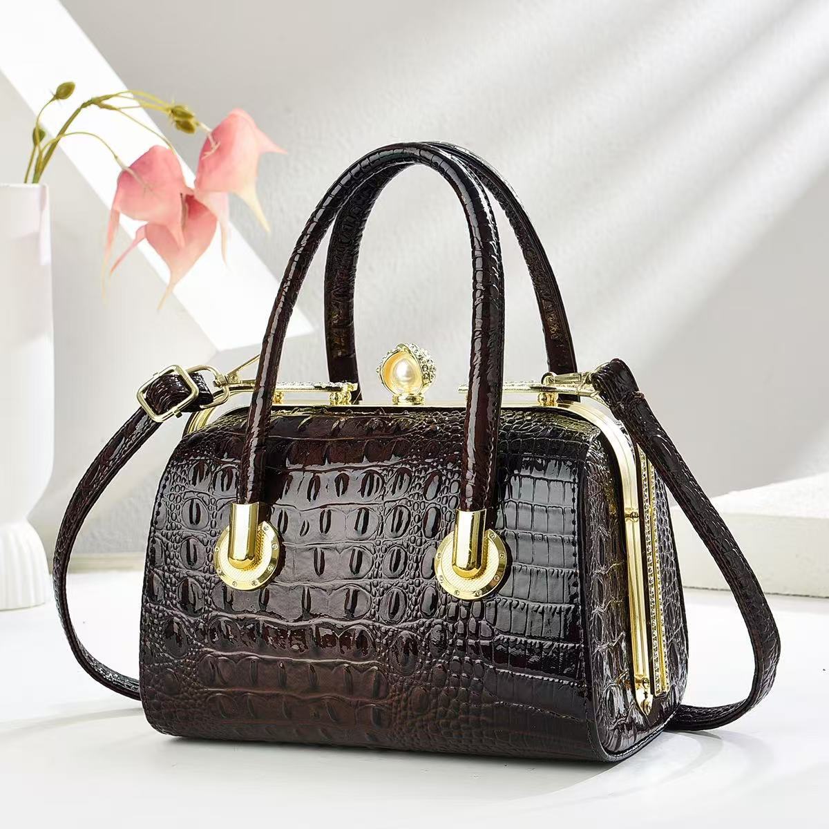 Bolso de cena para mujeres 2025, nuevo bolso de mano universal, bolso de hombro, bolso de viaje elegante de mujer, bolso de diamante de abrazadera de mujer