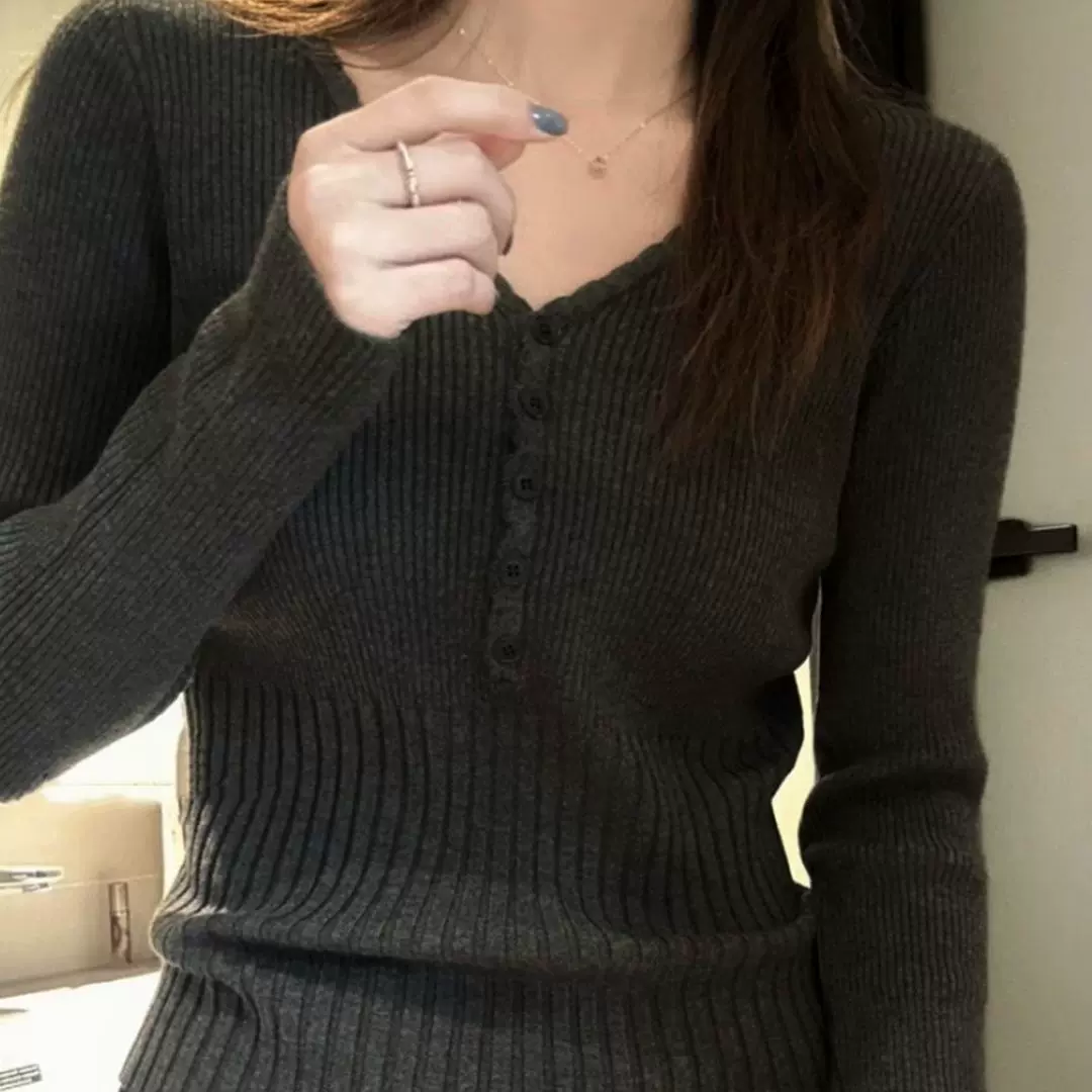2025秋冬爆款内搭修身收腰毛衣打底衫女V领时尚显瘦针织短款上衣