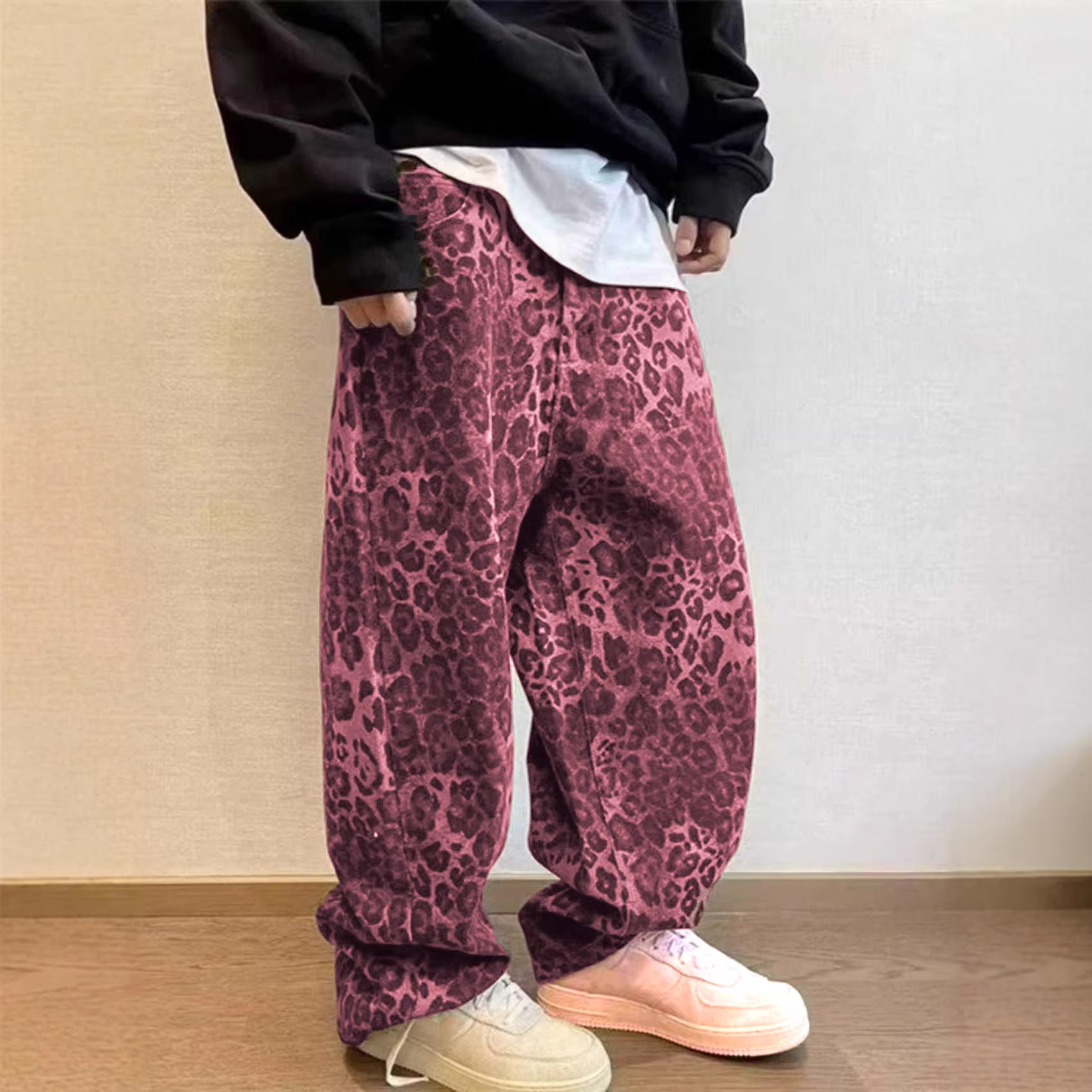 Herrenbekleidung: Lässige Jeans mit weitem Bein im amerikanischen Stil, modisches Leopardenmuster, trendige und bequeme Jeans._voghion.com