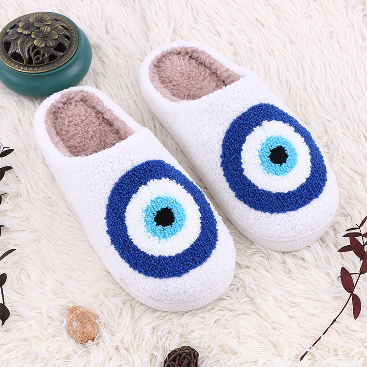 Nuevas zapatillas transfronterizas de peluche extrañas zapatillas de algodón para el hogar otoño y invierno zapatillas de cordero antideslizantes de fondo grueso