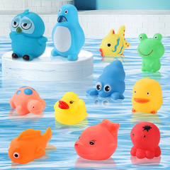 子供のお風呂は水のおもちゃを遊びます。