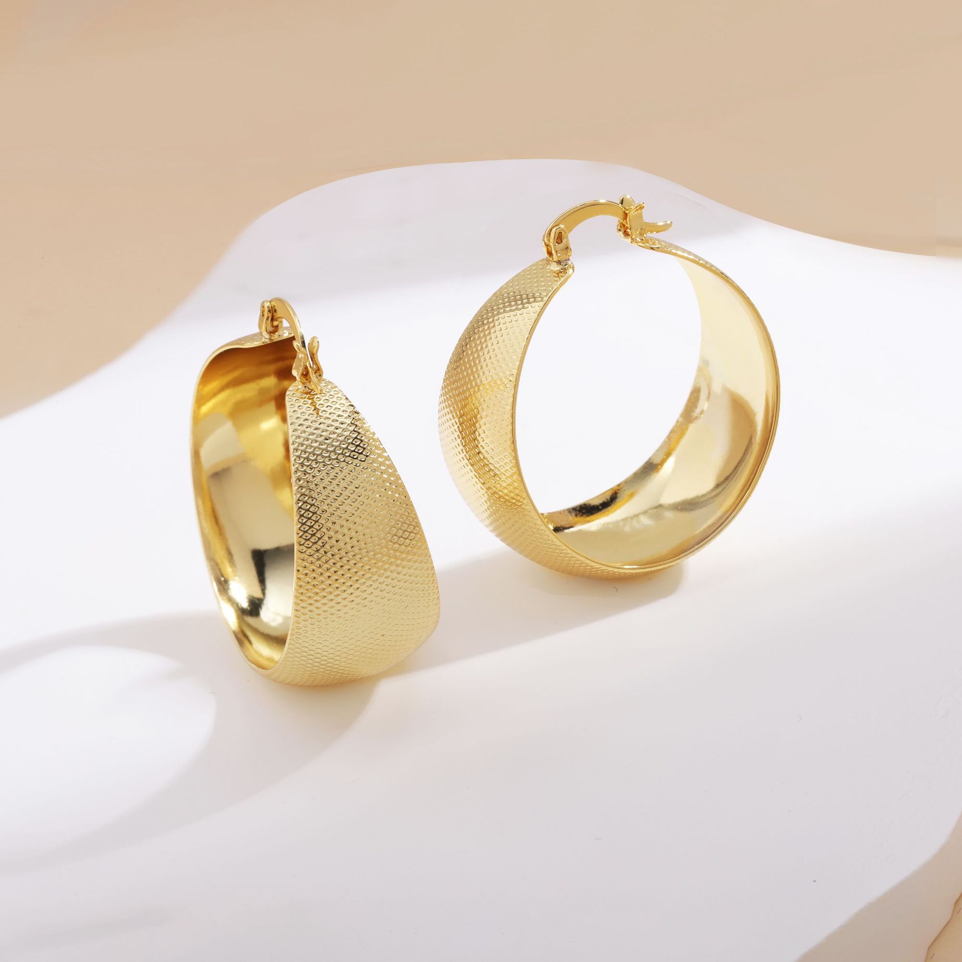 european-and-american-style-distinctive-large-circle-earrings-womens-style-light-luxury-autumn-and-winter-metal-high-end-light-luxury-textured-womens-ear-jewelry