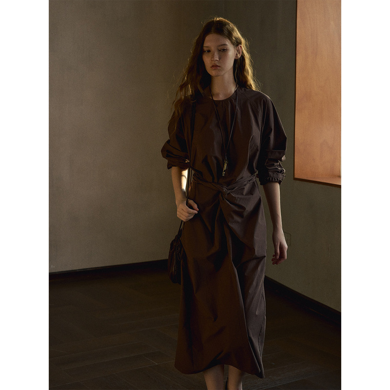 【Shiji】All-cotton textured waist-cinching twist-detailed dress for women, autumn round-neck relaxed long dress M63498
