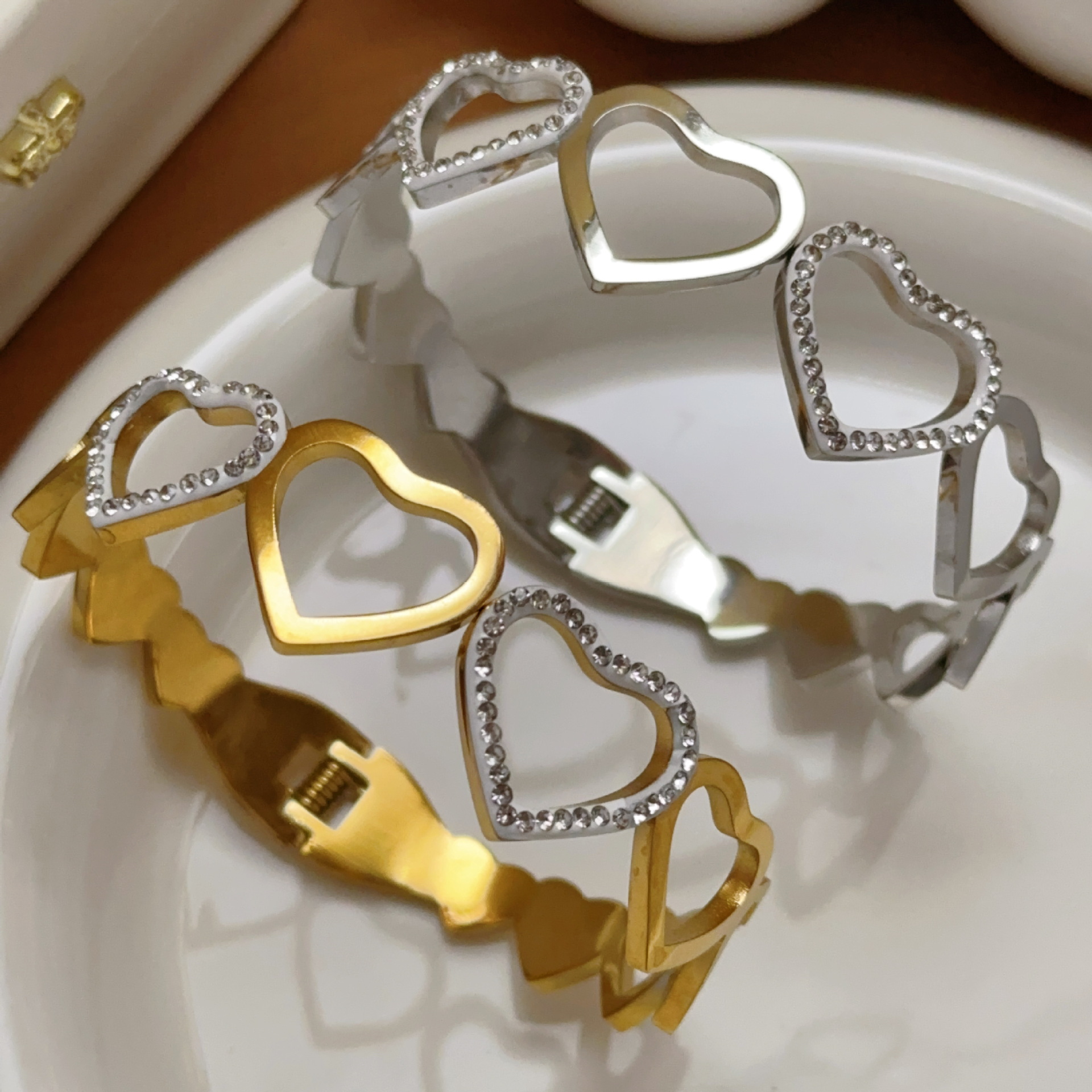 Brazalete de acero de titanio de mujeres europeas y estadounidenses de moda transfronteriza Brazalete de acero inoxidable amor hueco joyería universal