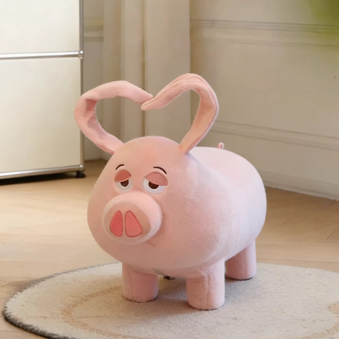 Cerdino lindo que rodea Tai Yi montar en persona real muñeca de cerdo volador se puede sentar en un banco de cerdo muñeca de asiento