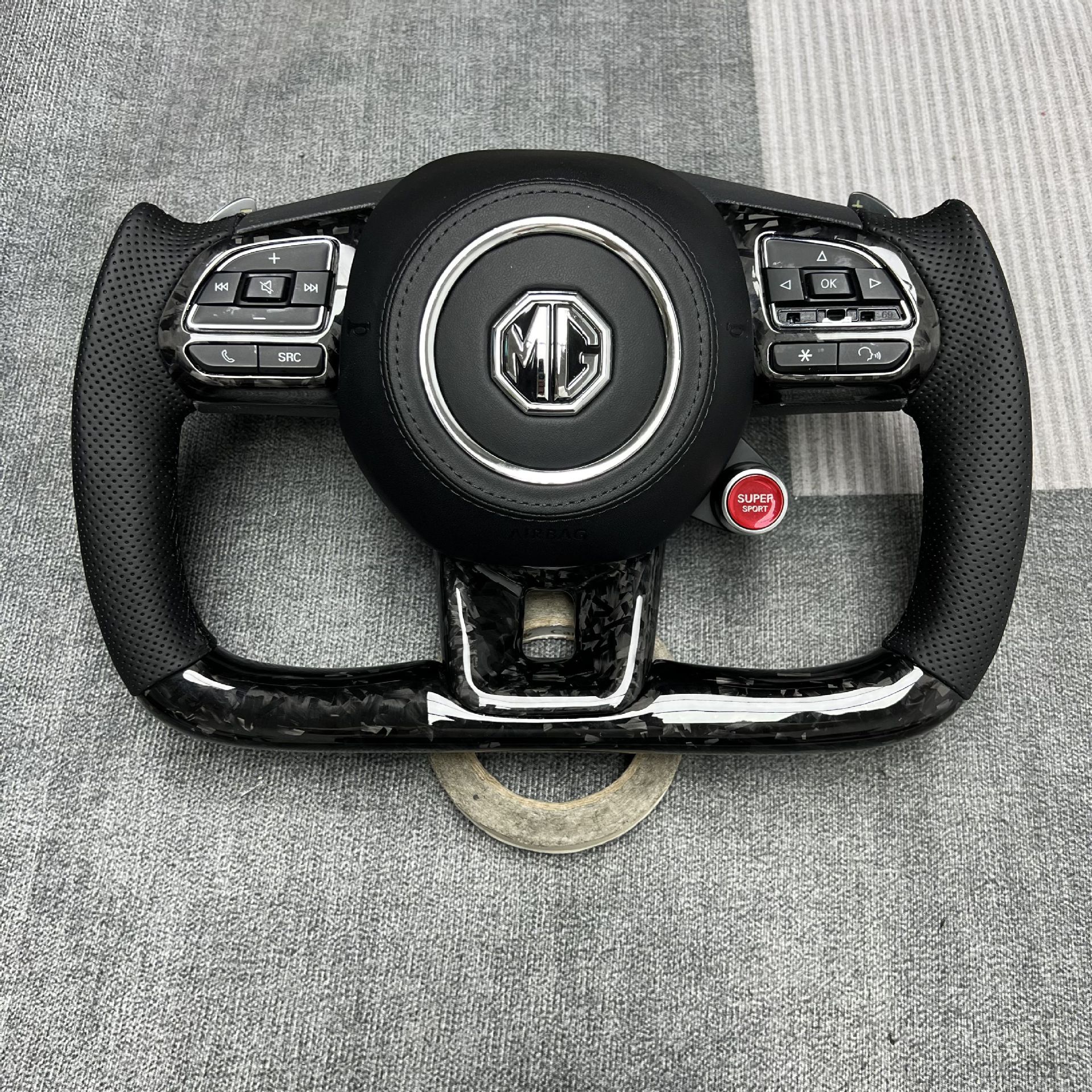 Custom Carbon Fiber Steering Wheel from the Source Manufacturer, Suitable for Modification and Processing of Roewe Mg Car Steering Wheels