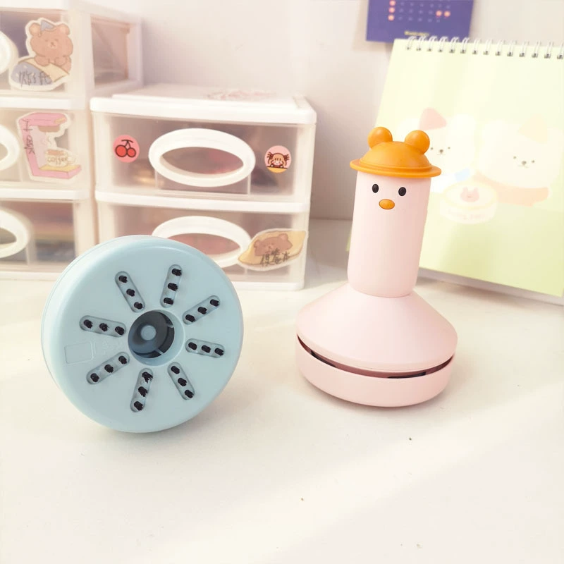 Small vacuum cleaner for elementary school students, handheld keyboard charging, table hygienic pencil