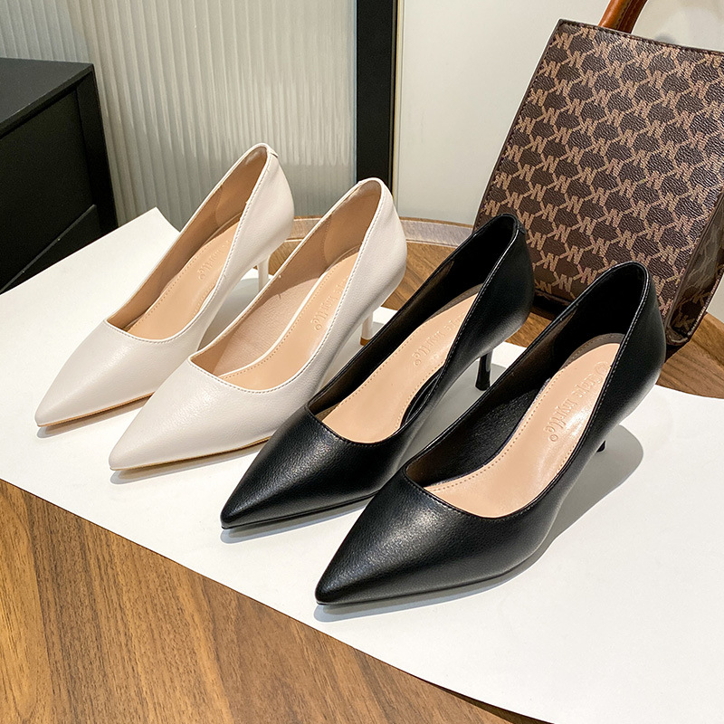 Primavera de 2022 nuevo estilo en línea de chicas francesas desnudas zapatos de tacones altos de tacones delgados sexy zapatos de trabajo negros puntiagudos
