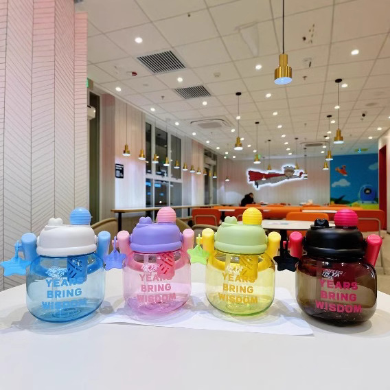 Yitong nueva taza espacial portátil taza de plástico en línea caricatura niños taza de vientre grande 850ml taza de agua de paja al por mayor