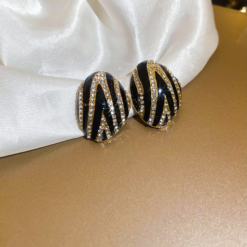 Designer Style Irregular Diamond Drip Oil Stripe Earrings Retro Small Earrings Middle Ancient Premium Earrings_voghion.com