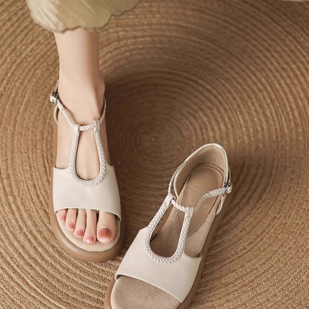 여성을위한 프랑스 두꺼운 밑창 오픈 발가락 샌들 2025 여름 새로운 스타일 하이 엔드 스커트 중공 로마 샌들