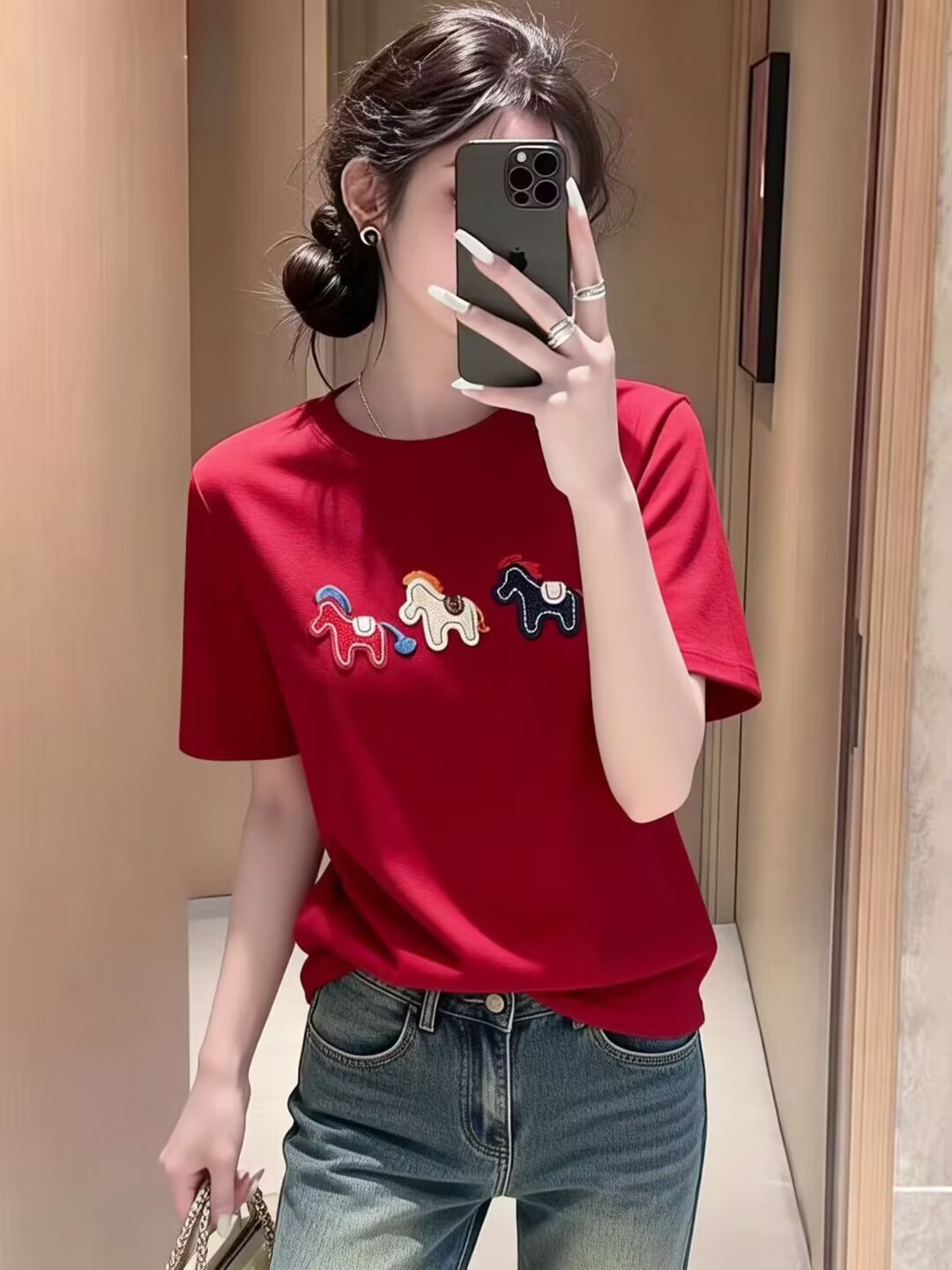Áo thun nữ cổ tròn tay ngắn thêu hình ngựa nhỏ phong cách basic — màu đen