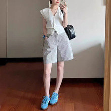白色V领针织无袖背心上衣女夏季设计感单排扣马甲+阔腿短裤套装