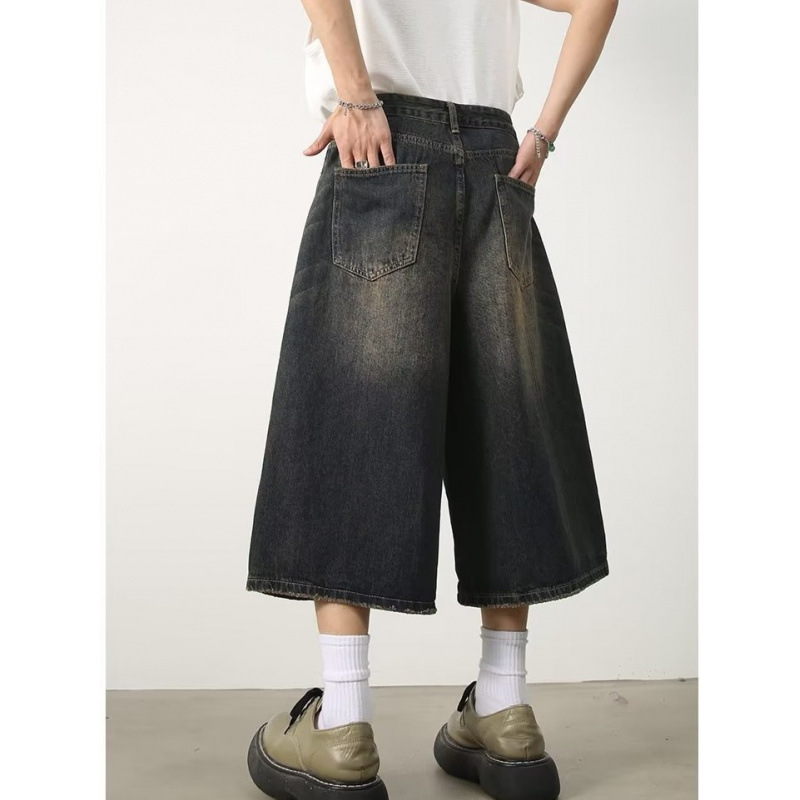 Lässige, gerade geschnittene Herren-Denim-Shorts mit weitem Bein und Used-Look in Blau im amerikanischen Retro-Stil – perfekt für den Sommer und vielseitige Kombinationsmöglichkeiten_voghion.com