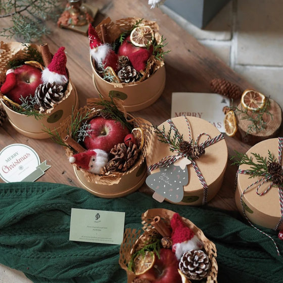 Large round Kraft paper box small red book companion hand gift box INS biscuit box style LV Fu DIY baking packaging Christmas