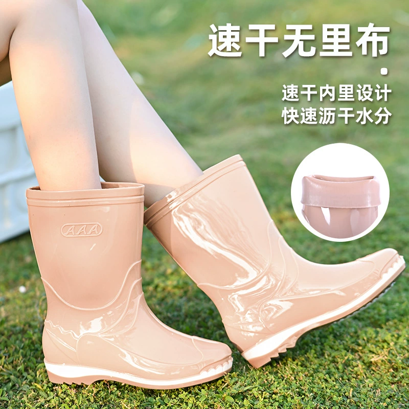 Дождевая обувь женская водонепроницаемая быстросохненькая водяная обувь модная средняя труба плюс бархатная зимняя резиновая обувь