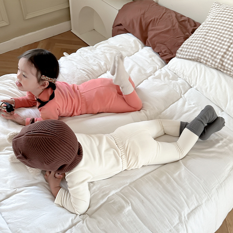Conjunto de ropa para estar en casa para niñas, nuevo estilo de invierno, cálido y grueso, ropa para bebés, ropa para niños, pijamas para niños, grueso y cálido.
