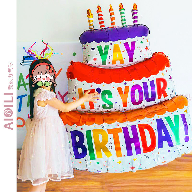 漫画の誕生日ケーキ歳の女の子の男の子の風船はパーティーのシーンを飾ります。|undefined