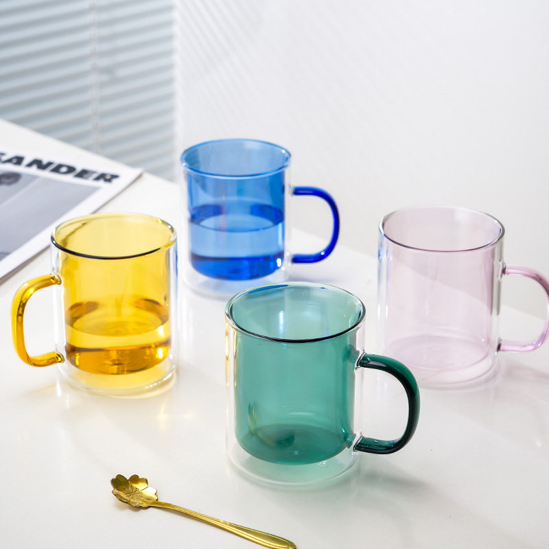 Mayorista ins simple viento alta resistencia al calor borosilicano taza de café cilíndrica con una copa de vidrio aislante de doble capa de color