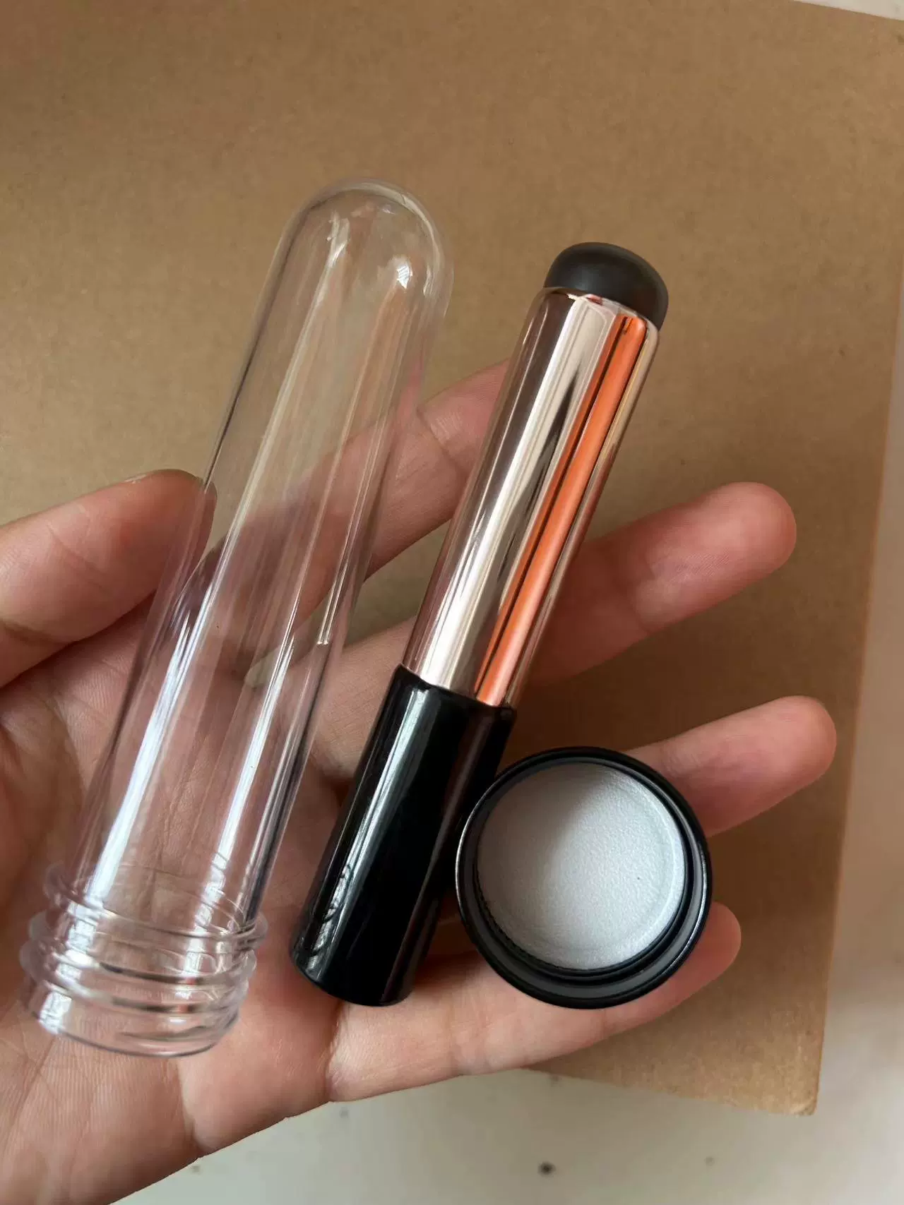 Силиконовая мини-щёточка для помады, портативная ручная кисть для concealer, без следов