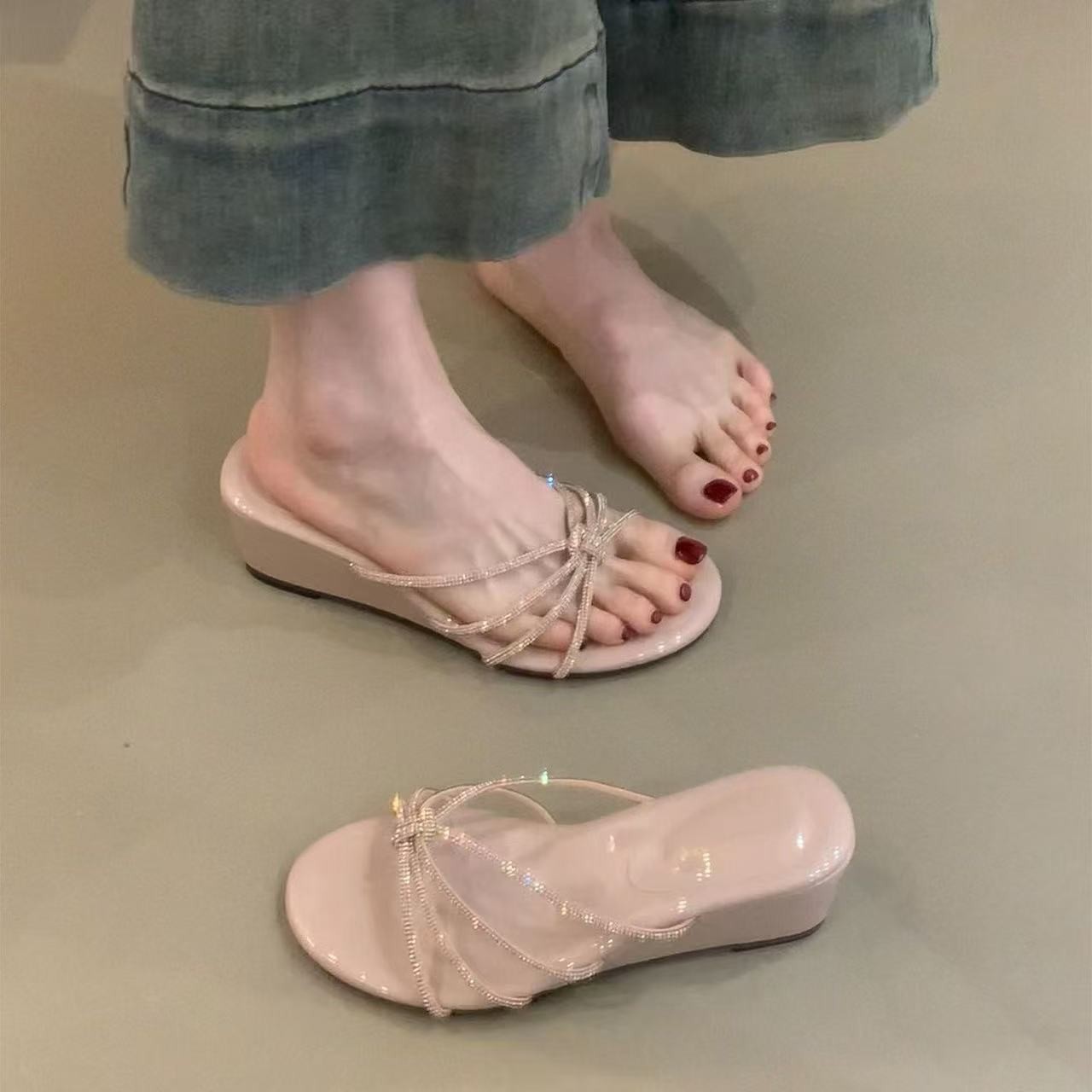 2026 verano nuevo tacones elevados zapatillas frías con una palabra de diamante con zapatillas de cabeza redonda sandalias de tacón alto para mujeres