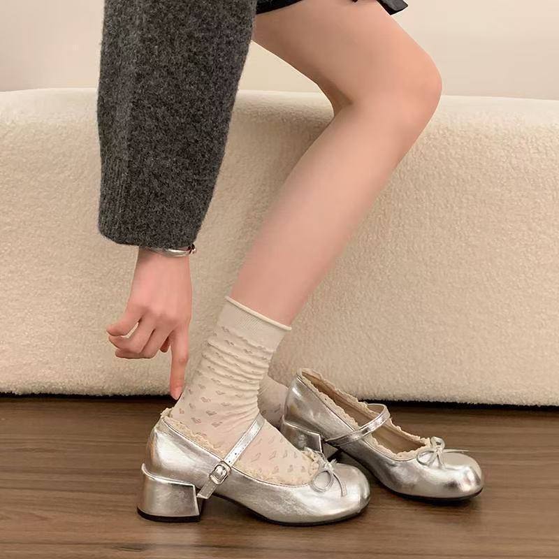 Zapatos retro plateados versátiles de Marijin mujeres verano 2026 nuevos zapatos de cuero de arco de cabeza redonda de talón grueso poco profundo