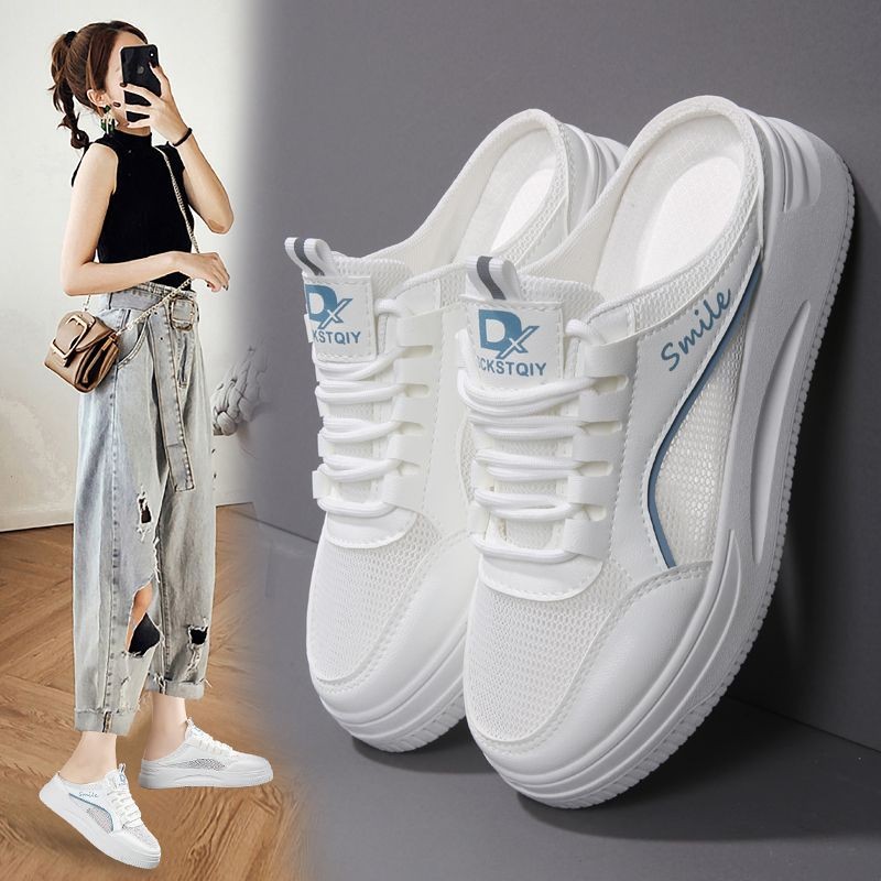 Medios zapatos blancos de verano 2025, nuevos zapatos casuales de malla transpirable con suela gruesa de una sola pie, zapatos de medio trampolín.
