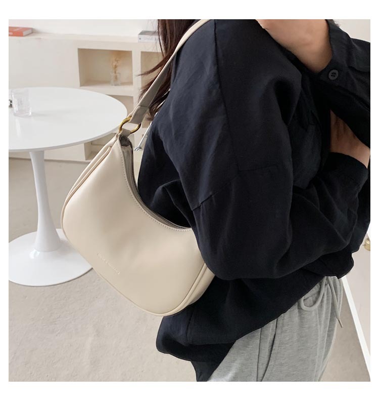 Femmes Petit Toutes Les Saisons Faux Cuir Couleur Unie Vêtement De Rue Carré Fermeture Éclair Sac Sous Les Bras display picture 4