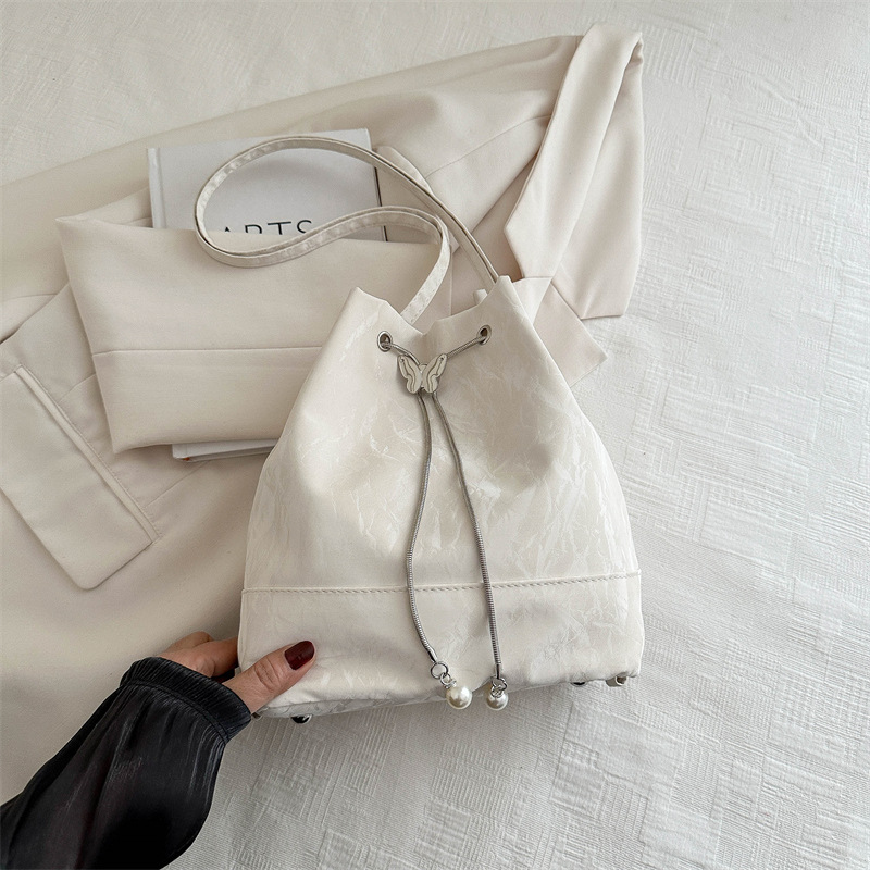 Este año, la moda de la mochila de perlas de cuero suave de verano 2024 nuevo nicho de diseño de mochila de moda