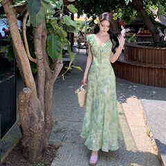 海辺での休暇、緑の花柄の小さなフライングスリーブドレス、優しくてユニークで美しいウエストAラインビーチロングドレス