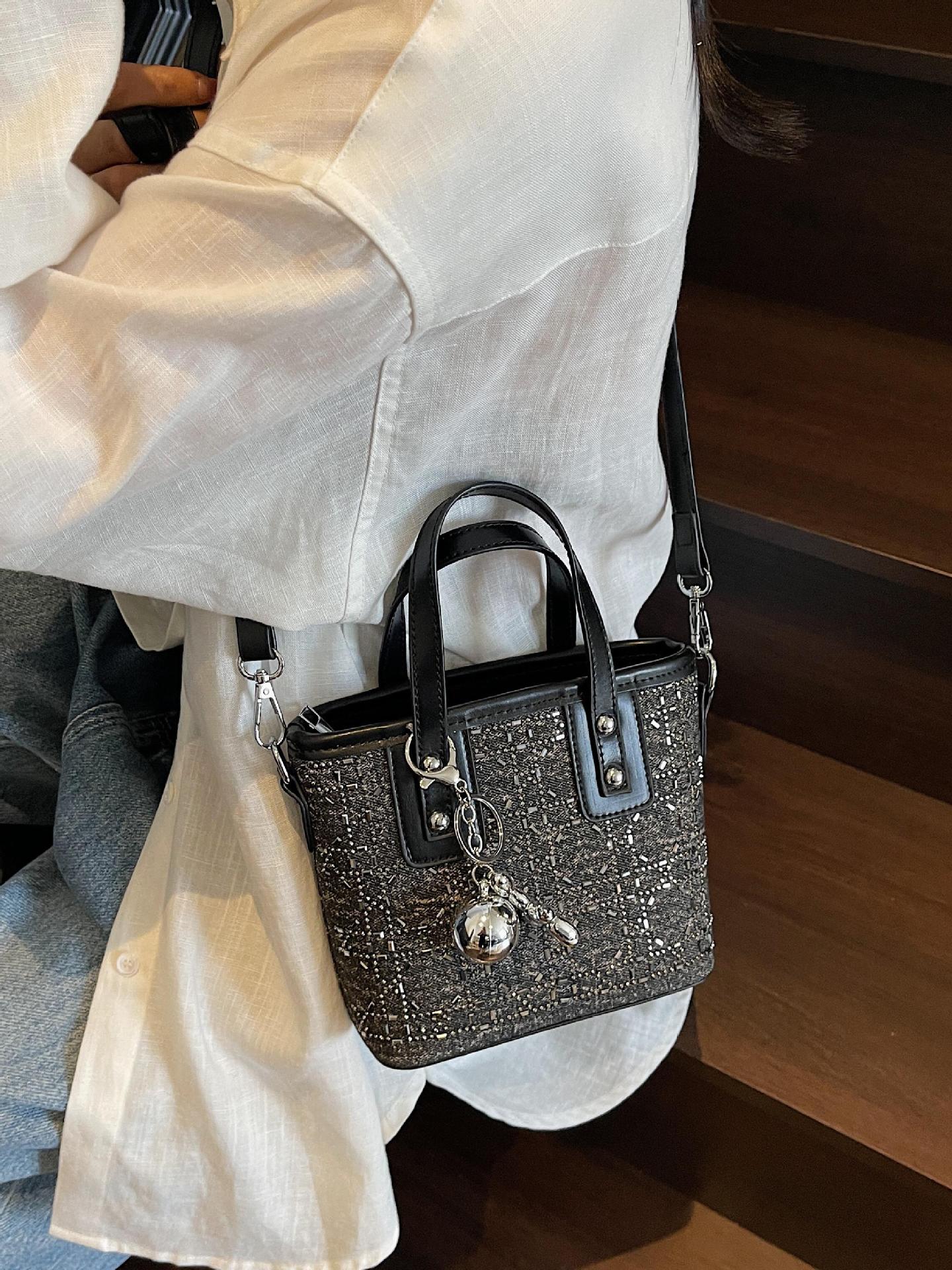 Bolso de cubo de mano popular de verano para mujer 2025 nuevo bolso de hombro de tendencia salvaje estilo occidental bolso de mensajero de viaje de moda