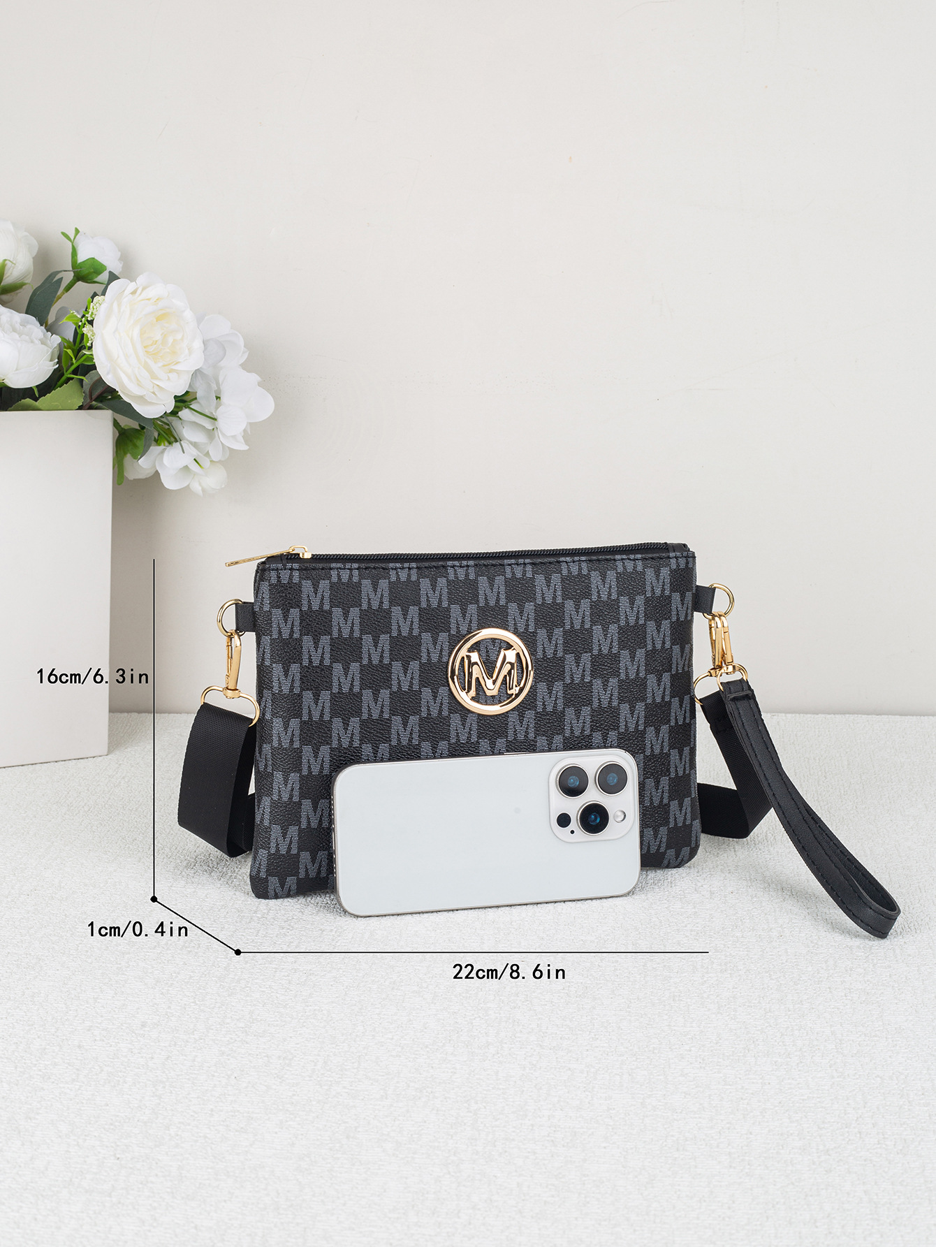Vintage dames crossbodytas uit de lente van 2026 met geweven patroon en gouden M-logo, gepersonaliseerd portemonneetje._voghion.com