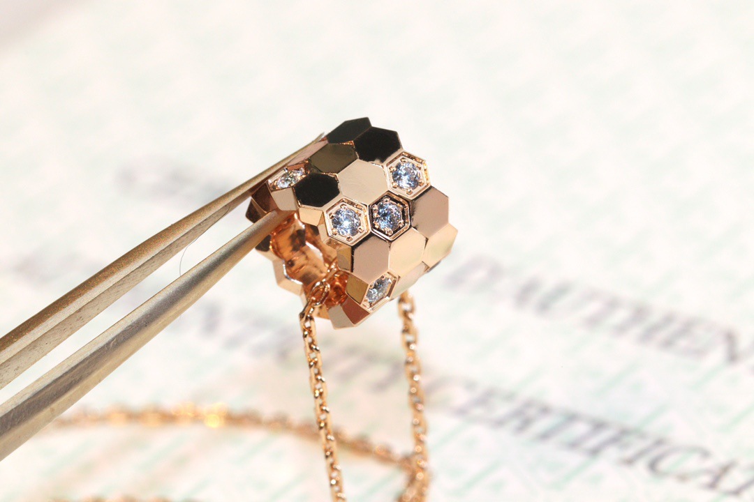 Golden version honeycomb diamond necklace, light luxury and niche necklace, female petite waist pendant, honeycomb collarbone chain_voghion.com
