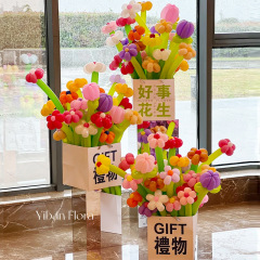 春のドーパミン風船の花束の箱の宝の誕生日の雰囲気のシーンのバザーの屋台の装飾の屋外の誕生日の配置