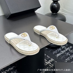 广州高品质~2025新款草编平底夹趾人字拖菱格真皮金属扣沙滩拖鞋