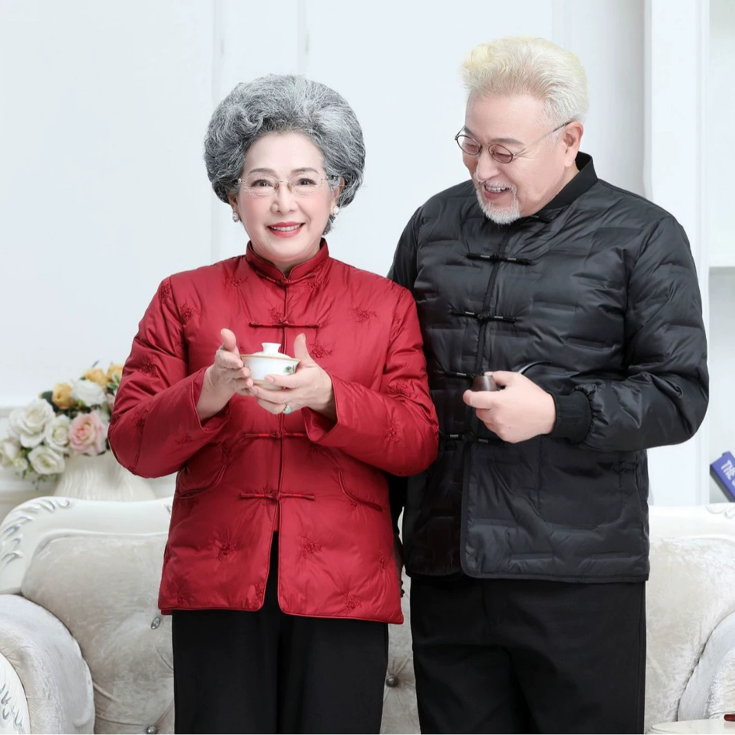 Осень и зима 3121 для любителей среднего и пожилого возраста производители одежды оптом мужские и женские с длинным рукавом на день рождения пуховик костюм Тан