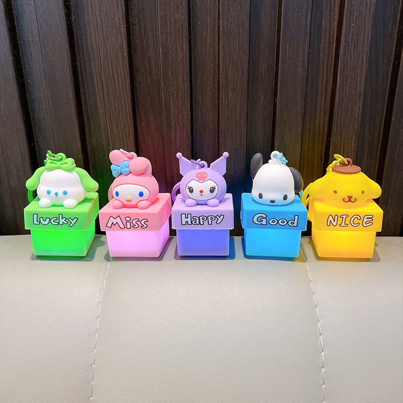 ライト付きサンリオナイトライトキーホルダーペンダント漫画ギフトボックス車のキーチェーン小さなギフト卸売|undefined