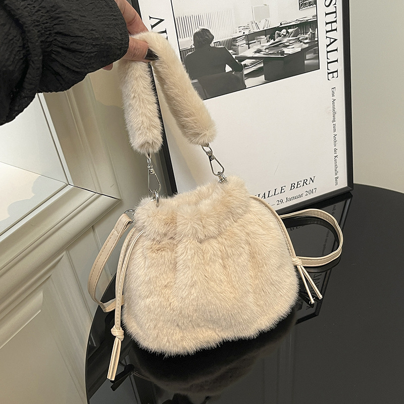 Otoño y invierno explosivo bolso peludo para mujeres 2026 nuevo bolso de mochila versátil súper caliente nicho bolso peludo bolso de cubo