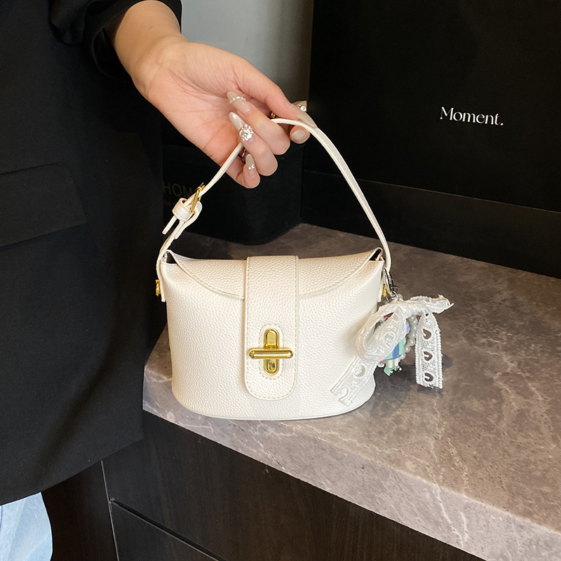 Bolso de mano de cercanías de nicho para mujer 2025 nuevo bolso de hombro moda simple casual bolso de mensajero para la axila