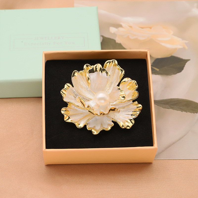 Corsage perla de alto sentido barroco perla flor broche temperamento versátil alta calidad PIN al por mayor natural