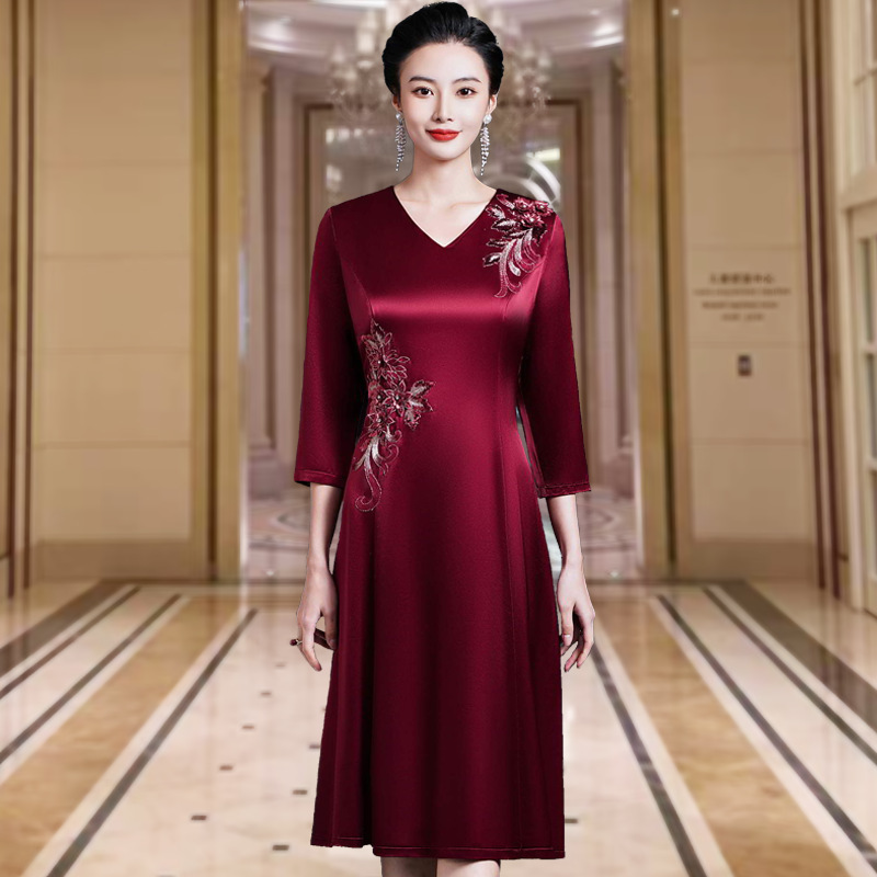 2025 Autumn New Style Elegant and Fashionable Acetate Dress for Mother-In-Law Wedding Banquet, Suitable for Young Mothers, with a Flared Gown
