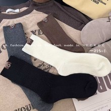 2025秋冬新款简约粗线针织字母布标中筒袜简约百搭纽扣设计休闲袜