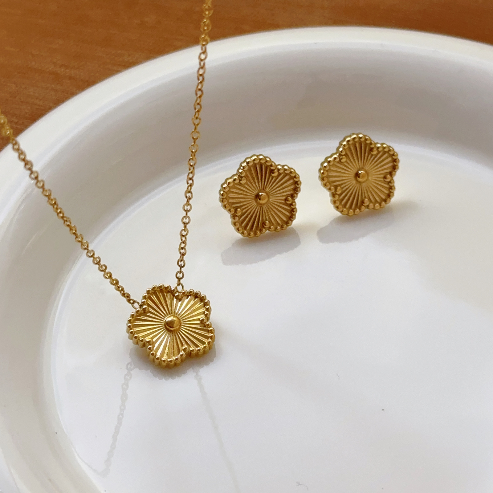 Exquisita moda de nicho Pendientes de flores de cinco hojas Pendientes de acero de titanio de 18 quilates Pendientes de pétalos femeninos ins