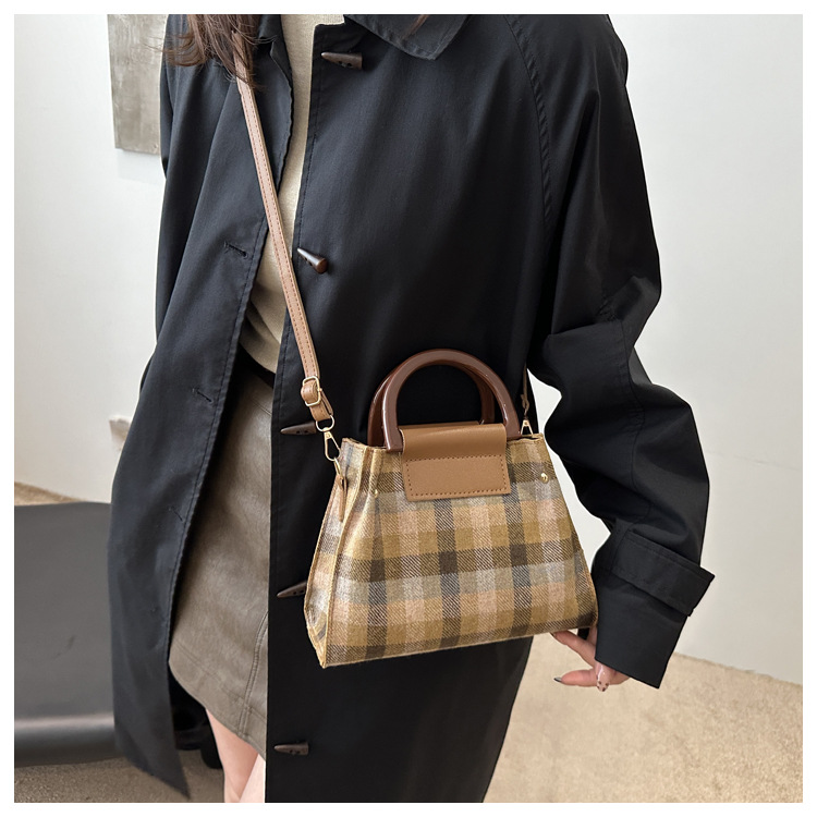 This is a trendy and stylish single-shoulder underarm bag with a contrasting color for the autumn of 2024. It features a unique design and is retro and individualistic undefined