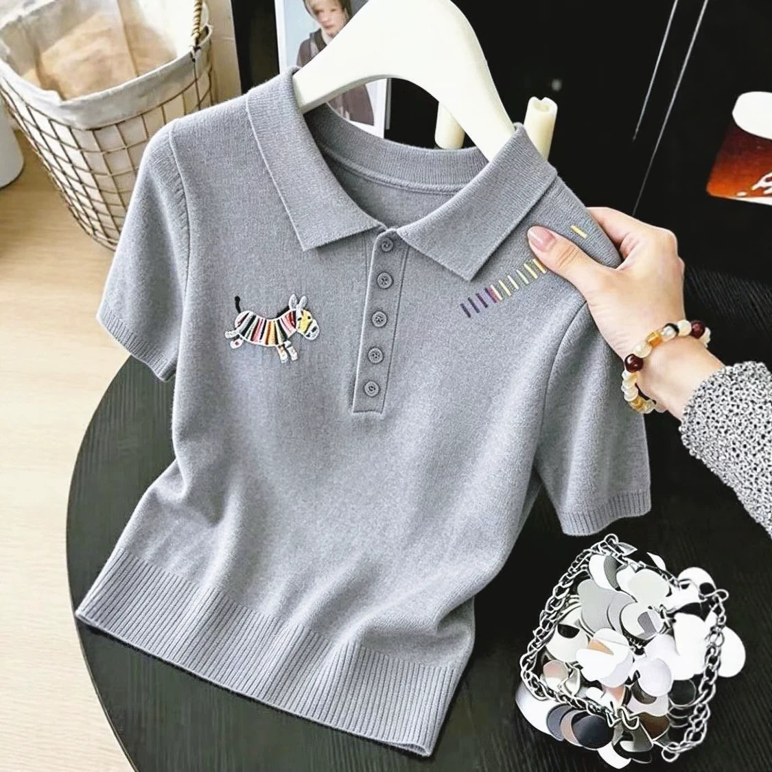 Áo thun polo nữ tay ngắn cổ bẻ thêu họa tiết, chất liệu len lụa mát lạnh, form ôm nhẹ — màu xanh nhạt chi tiết 1