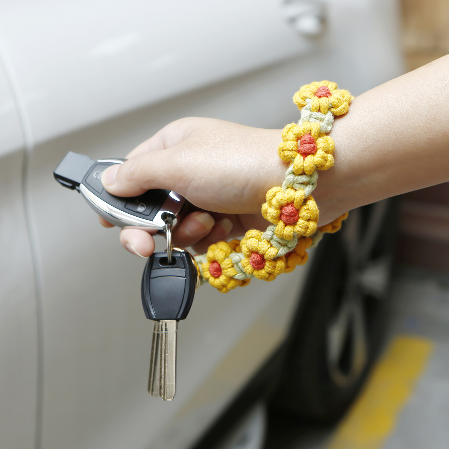 Llavero bohemio de margarita pequeña hecho a mano, planta de crisantemo, anillo de primavera, correa de muñeca trenzada, llavero