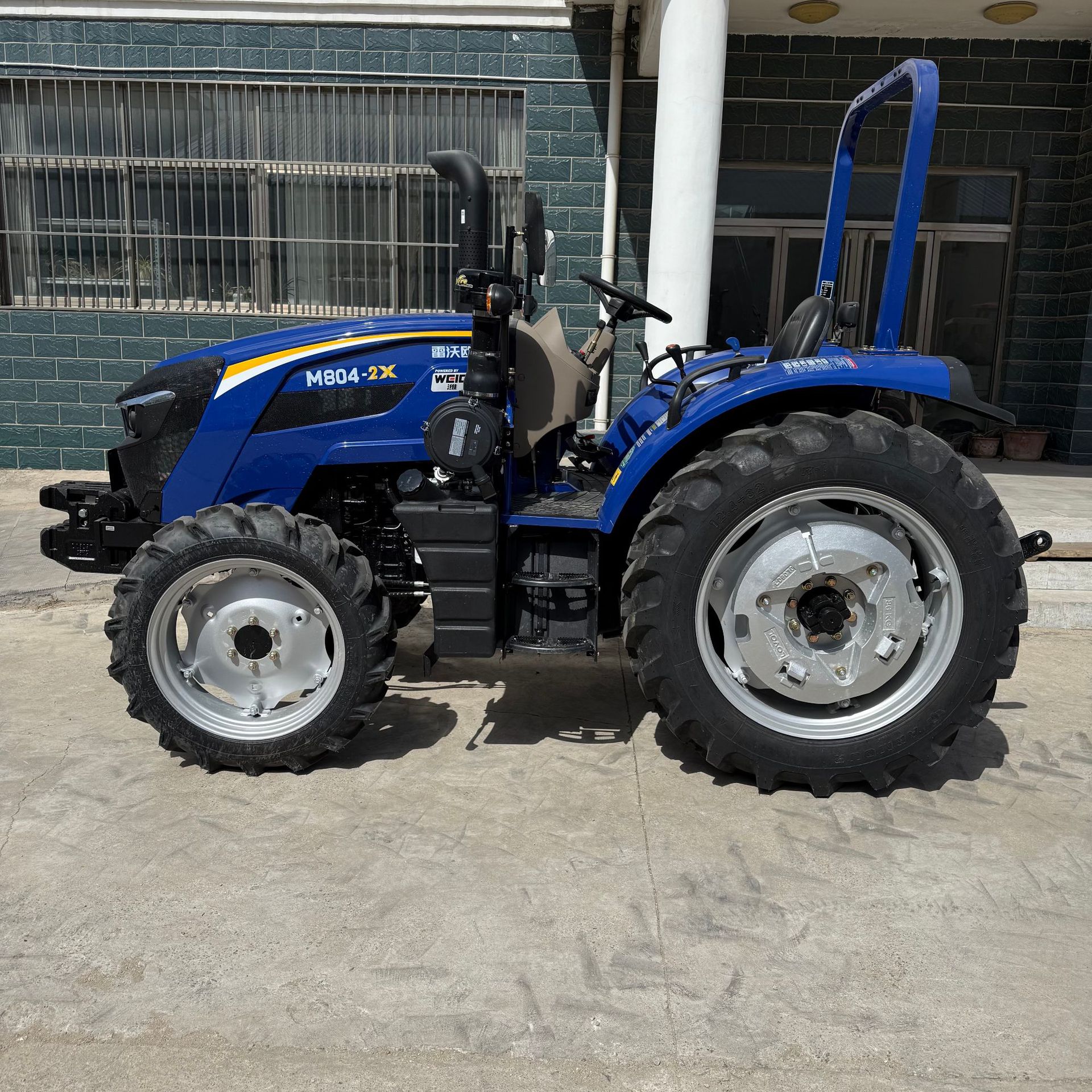 Tractor de cuatro ruedas Lovo M804-2X con motor Weichai, 80 caballos de fuerza, maquinaria agrícola grande para uso doméstico.