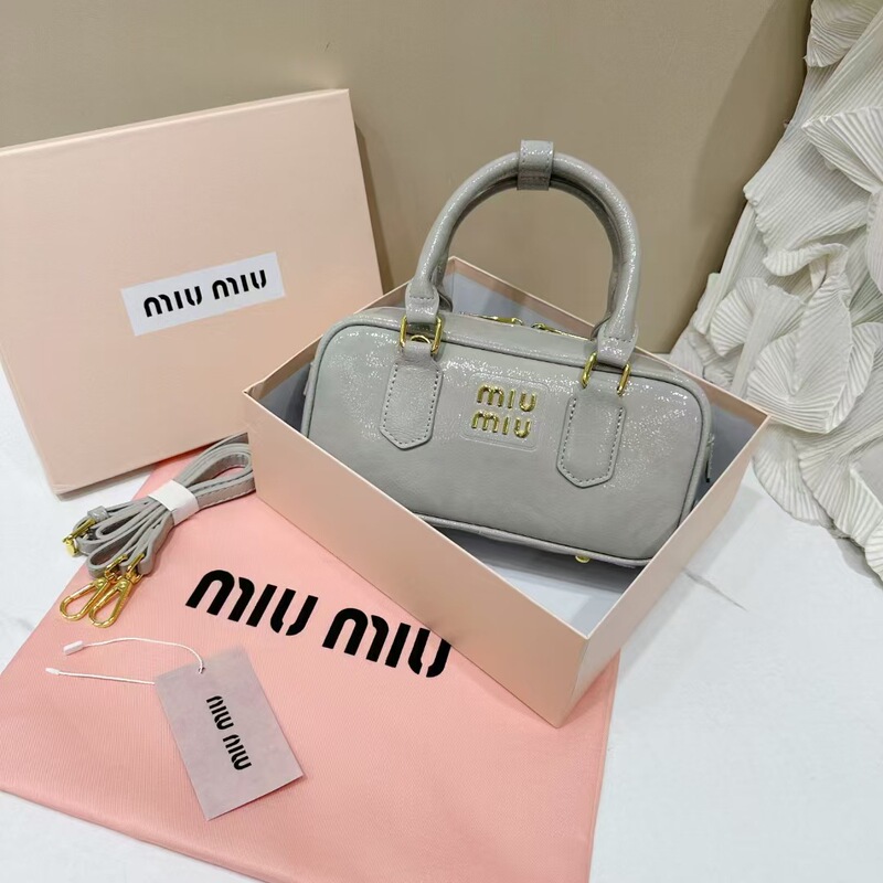 MIU Miaojia 25 新しいオイルワックスレザーブリーフケーススター同じスタイルのポータブルショルダークラシック通勤多用途クロスボディバッグ|undefined
