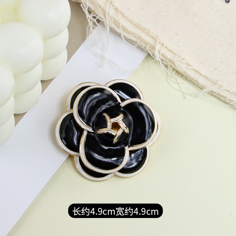 Trâm cài hoa trà nhỏ giọt màu đen