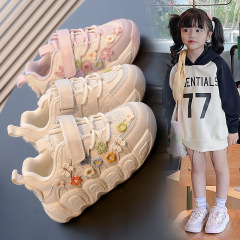 子供の靴の新型2025春と秋の通気性の女の子の花のパンの靴の小さい蝶結びのファッションの学生の種類の子供の靴